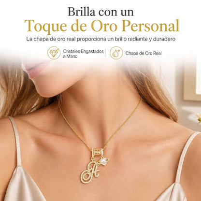 Collar con Dije de Inicial Cursiva y Corazón con Circonias Cúbicas