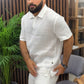 Camiseta blanca con cuello solapa para hombre
