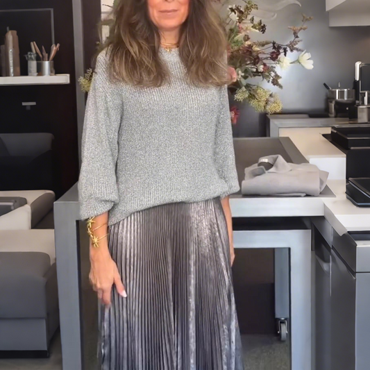Elegante conjunto de jersey de punto y falda plisada metálica