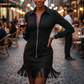 Vestido mini de mujer con cuello y cremallera y bajo de flecos