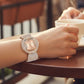 Reloj elegante de cuarzo brillante de strasría para mujer