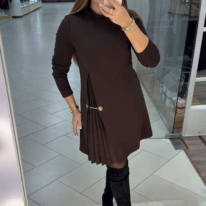 Elegante vestido de manga larga con paneles plisados