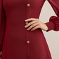 Elegante vestido de manga larga con detalles de botones asimétricos
