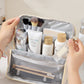 Elegante bolsa de cosméticos con compartimentos para llevar en la mano