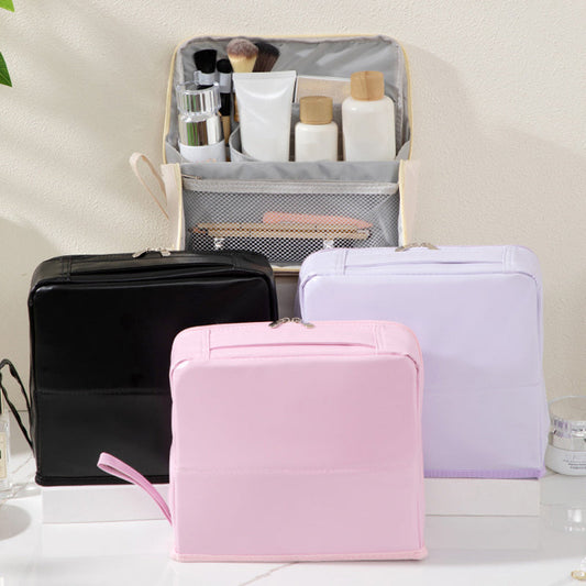 Elegante bolsa de cosméticos con compartimentos para llevar en la mano