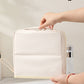 Elegante bolsa de cosméticos con compartimentos para llevar en la mano