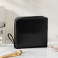Elegante bolsa de cosméticos con compartimentos para llevar en la mano