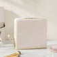 Elegante bolsa de cosméticos con compartimentos para llevar en la mano