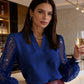 Top con cuello en V y mangas transparentes con lentejuelas