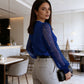 Top con cuello en V y mangas transparentes con lentejuelas