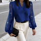 Top con cuello en V y mangas transparentes con lentejuelas