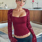Camiseta de mujer de color liso con encaje floral, volantes partidos y mangas transparentes