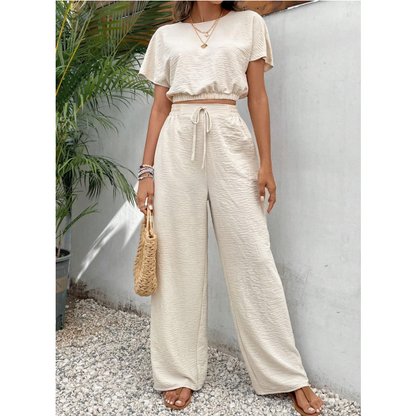 Conjunto de dos piezas para mujer con blusa de manga corta y pantalones rectos holgados.