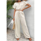 Conjunto de dos piezas para mujer con blusa de manga corta y pantalones rectos holgados.