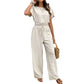 Conjunto de dos piezas para mujer con blusa de manga corta y pantalones rectos holgados.