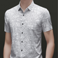 Camisa de solapa de manga corta con patrón geométrico abstracto chic para hombre