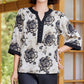 Elegante conjunto femenino: top estampado y pantalones hasta el tobillo