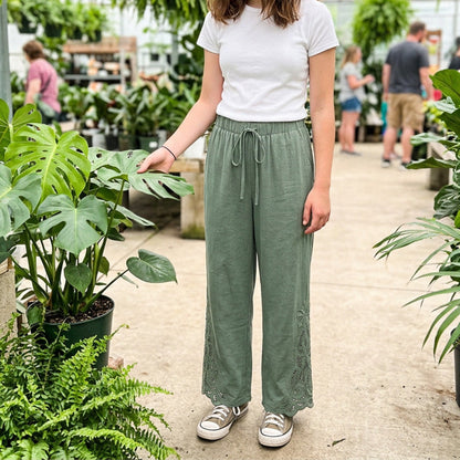 👖 ¡50% DE DESCUENTO AHORA! 🧶 Pantalones de pierna ancha para mujer – mezcla de algodón transpirable, dobladillo lateral de ganchillo de encaje y cintura con cordón – ajuste relajado, detalles 🌿 femeninos