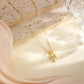 Elegante collar colgante de doble cruz para mujer