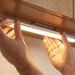 Luz LED ultrafina bajo el armario con sensor de movimiento