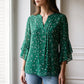 Blusa de mujer con estampado floral cuello en V y mangas 3/4 con volantes